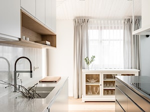 Apartament w Gdańsku - Mała otwarta z salonem z kamiennym blatem biała z zabudowaną lodówką z podblatowym zlewozmywakiem kuchnia jednorzędowa z oknem z marmurem nad blatem kuchennym, styl nowoczesny - zdjęcie od ManaDesign