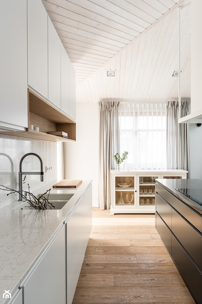 Apartament w Gdańsku - Mała otwarta z salonem z kamiennym blatem biała z zabudowaną lodówką z podblatowym zlewozmywakiem kuchnia jednorzędowa z oknem z marmurem nad blatem kuchennym, styl nowoczesny - zdjęcie od ManaDesign