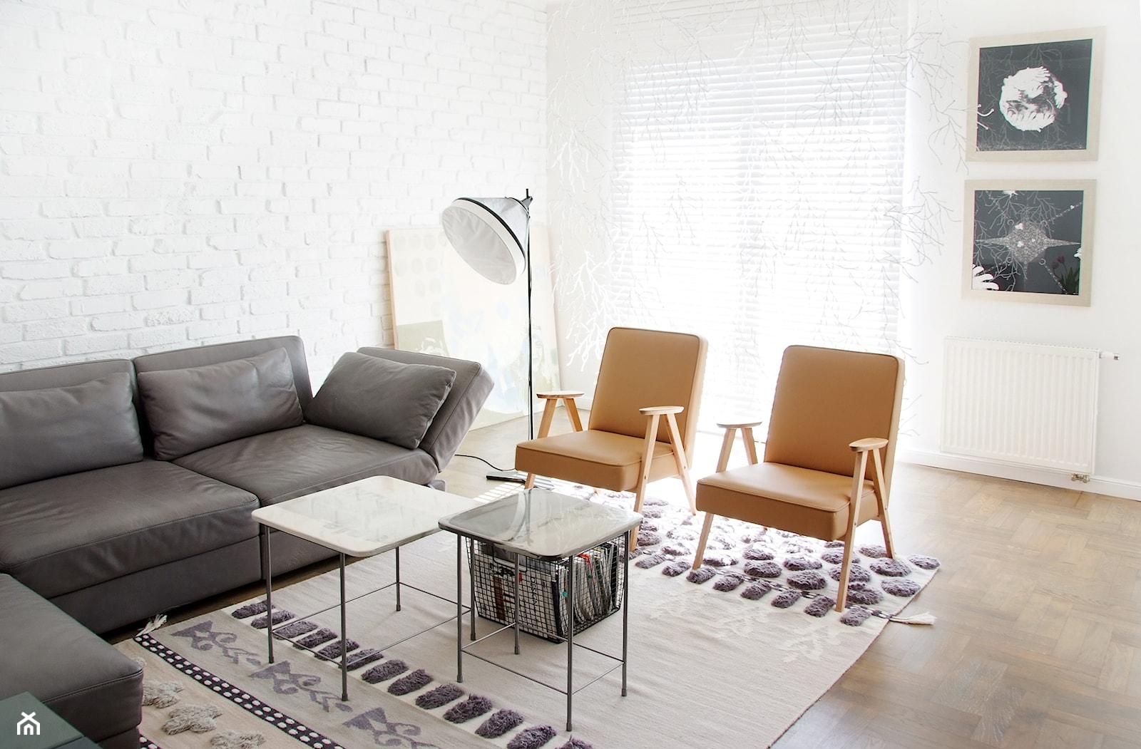 Apartament w Sopocie - Średni biały salon - zdjęcie od ManaDesign - Homebook