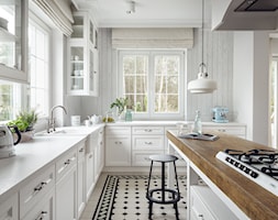 Dom w Trójmieście - Duża otwarta zamknięta biała kuchnia w kształcie litery l z wyspą z oknem, styl ... - zdjęcie od ManaDesign - Homebook
