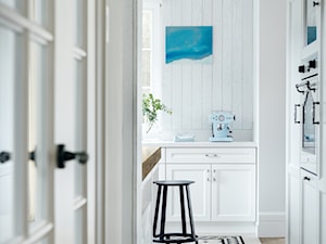 Dom w Trójmieście - Średnia otwarta z salonem biała z zabudowaną lodówką kuchnia dwurzędowa z wyspą lub półwyspem, styl tradycyjny - zdjęcie od ManaDesign