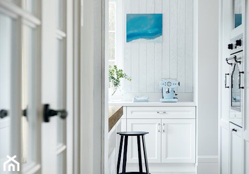 Dom w Trójmieście - Średnia otwarta z salonem biała z zabudowaną lodówką kuchnia dwurzędowa z wyspą lub półwyspem, styl tradycyjny - zdjęcie od ManaDesign