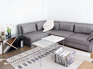 Apartament w Sopocie - Mały biały salon - zdjęcie od ManaDesign