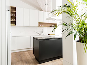 Apartament w Gdańsku - Średnia otwarta zamknięta biała z zabudowaną lodówką kuchnia w kształcie litery l z wyspą lub półwyspem z oknem, styl nowoczesny - zdjęcie od ManaDesign