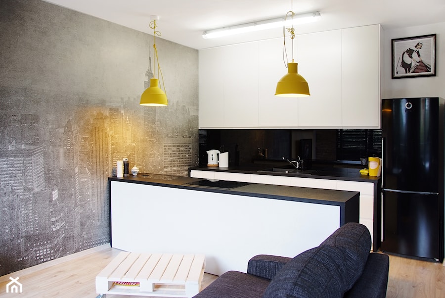 Mieszkanie w Gdyni - Mała otwarta z salonem czarna szara z lodówką wolnostojącą z podblatowym zlewozmywakiem kuchnia jednorzędowa z wyspą lub półwyspem - zdjęcie od ManaDesign