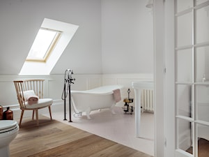 Dom w Trójmieście - Duża na poddaszu jako pokój kąpielowy łazienka z oknem, styl tradycyjny - zdjęcie od ManaDesign