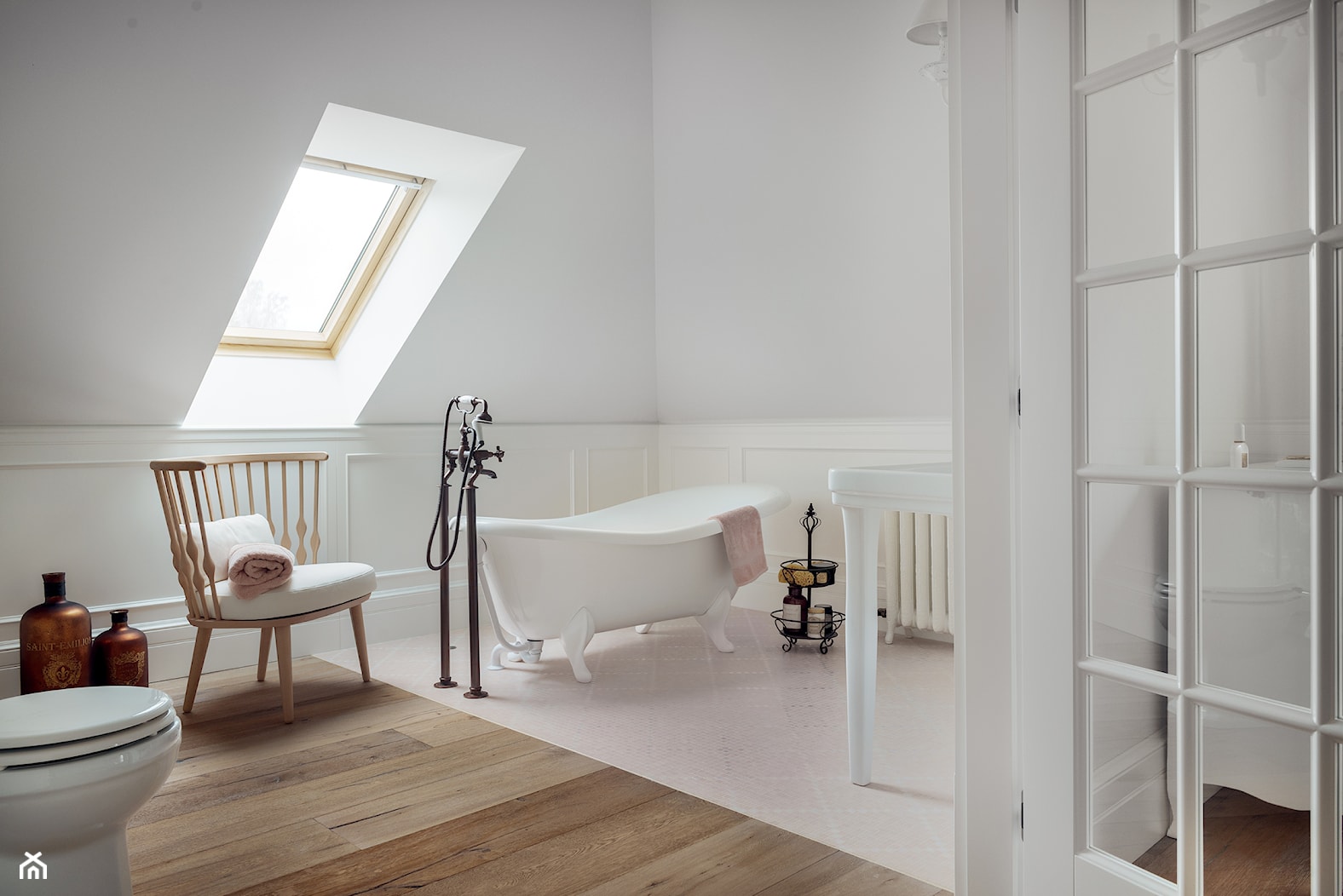 Dom w Trójmieście - Duża na poddaszu jako pokój kąpielowy łazienka z oknem, styl tradycyjny - zdjęcie od ManaDesign - Homebook