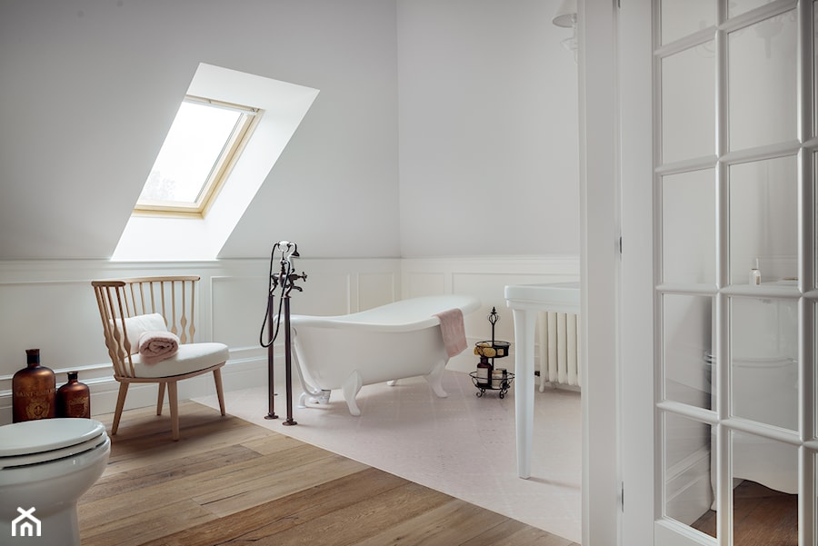 Dom w Trójmieście - Duża na poddaszu jako pokój kąpielowy łazienka z oknem, styl tradycyjny - zdjęcie od ManaDesign