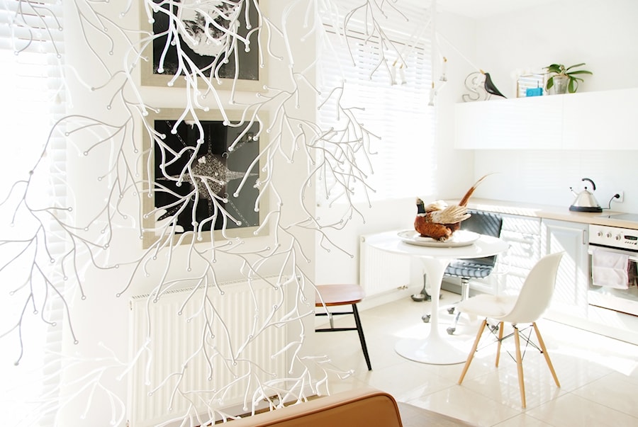 Apartament w Sopocie - Mała biała jadalnia w kuchni, styl skandynawski - zdjęcie od ManaDesign