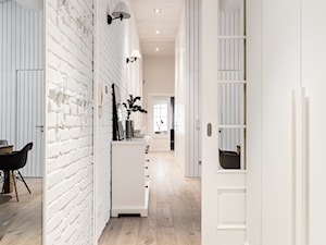 Apartament w Gdańsku - Średni z wieszakiem biały hol / przedpokój, styl nowoczesny - zdjęcie od ManaDesign