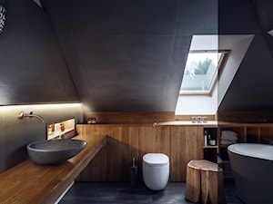 Dom w Trójmieście - Średnia na poddaszu z lustrem łazienka z oknem, styl nowoczesny - zdjęcie od ManaDesign