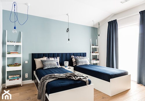 Apartament w Gdańsku - Średnia biała niebieska sypialnia na poddaszu, styl nowoczesny - zdjęcie od ManaDesign