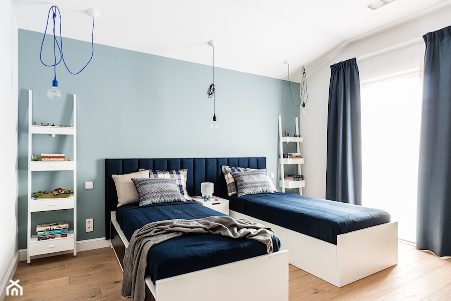 Apartament w Gdańsku - Średnia biała niebieska sypialnia na poddaszu, styl nowoczesny - zdjęcie od ManaDesign