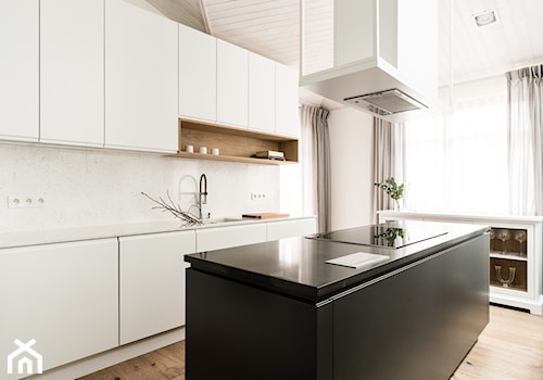 Apartament w Gdańsku - Duża otwarta biała z zabudowaną lodówką kuchnia w kształcie litery l z wyspą lub półwyspem z oknem, styl nowoczesny - zdjęcie od ManaDesign