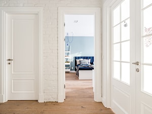 Apartament w Gdańsku - Mały biały hol / przedpokój, styl nowoczesny - zdjęcie od ManaDesign