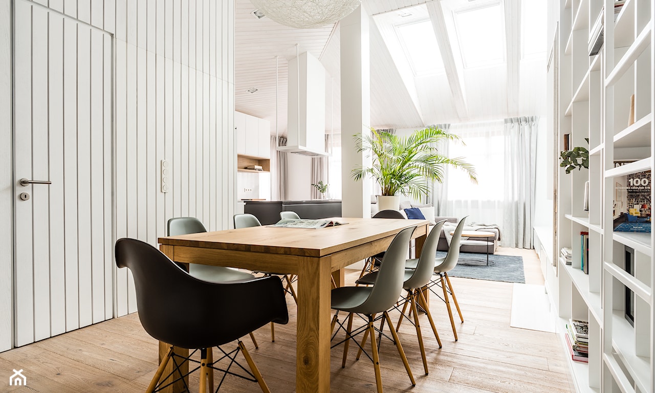 biała drewniana boazeria w salonie w stylu skandynawskim