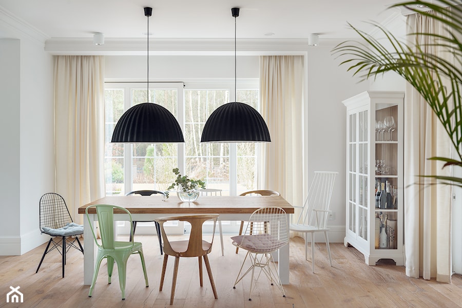 Dom w Trójmieście - Duża biała jadalnia jako osobne pomieszczenie, styl nowoczesny - zdjęcie od ManaDesign