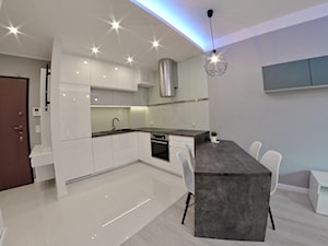 Apartament wakacyjny - Neptun Park Gdańsk - 42m2 - 2017 - Średnia otwarta z salonem biała z zabudowaną lodówką z podblatowym zlewozmywakiem kuchnia w kształcie litery l, styl nowoczesny - zdjęcie od Studio86