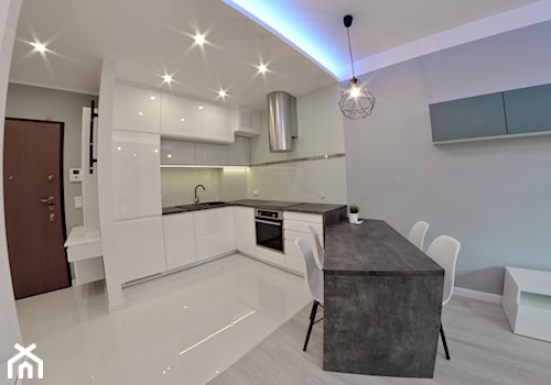 Apartament wakacyjny - Neptun Park Gdańsk - 42m2 - 2017 - Średnia otwarta z salonem biała z zabudowaną lodówką z podblatowym zlewozmywakiem kuchnia w kształcie litery l, styl nowoczesny - zdjęcie od Studio86