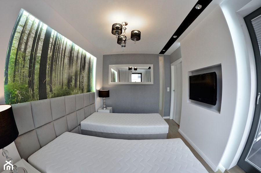 Mieszkanie - Browar Gdański - 50m2 - 2015 - Duża biała szara sypialnia z balkonem / tarasem, styl nowoczesny - zdjęcie od Studio86