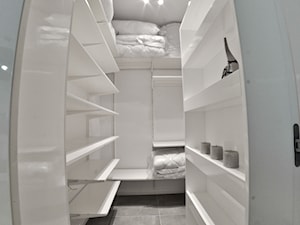 Mieszkanie - Browar Gdański - 50m2 - 2015 - Mała zamknięta garderoba przy sypialni, styl nowoczesny - zdjęcie od Studio86