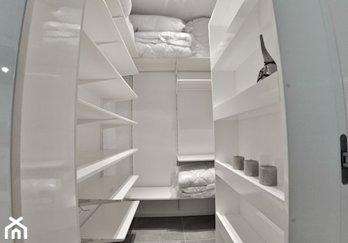 Mieszkanie - Browar Gdański - 50m2 - 2015 - Mała zamknięta garderoba przy sypialni, styl nowoczesny - zdjęcie od Studio86