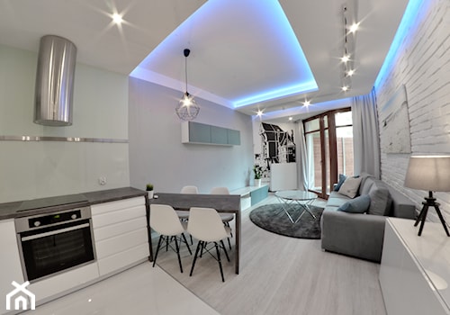 Apartament wakacyjny - Neptun Park Gdańsk - 42m2 - 2017 - Mała biała szara jadalnia w salonie w kuchni, styl nowoczesny - zdjęcie od Studio86