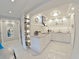 Kuchnia - Lębork - 20m2 - 2017 - Średnia otwarta z salonem z kamiennym blatem biała z zabudowaną lodówką z nablatowym zlewozmywakiem kuchnia w kształcie litery l, styl glamour - zdjęcie od Studio86