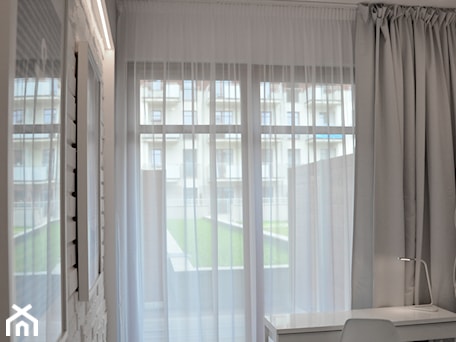 Aranżacje wnętrz - Sypialnia: Apartament wakacyjny - Neptun Park Gdańsk - 42m2 - 2017 - Mała biała z biurkiem sypialnia z balkonem / tarasem, styl nowoczesny - Studio86. Przeglądaj, dodawaj i zapisuj najlepsze zdjęcia, pomysły i inspiracje designerskie. W bazie mamy już prawie milion fotografii!