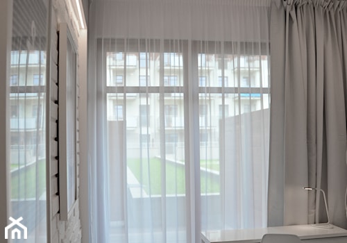 Apartament wakacyjny - Neptun Park Gdańsk - 42m2 - 2017 - Mała biała z biurkiem sypialnia z balkonem / tarasem, styl nowoczesny - zdjęcie od Studio86