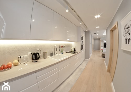 Mieszkanie - Albatross Towers Gdańsk - 74 m2 - 2016 - Duża otwarta z salonem biała szara z zabudowaną lodówką z nablatowym zlewozmywakiem kuchnia jednorzędowa, styl nowoczesny - zdjęcie od Studio86