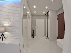 Apartament wakacyjny - Neptun Park Gdańsk - 42m2 - 2017 - Mały biały szary hol / przedpokój, styl nowoczesny - zdjęcie od Studio86