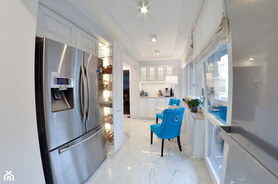 Kuchnia - Lębork - 20m2 - 2017 - Średnia otwarta biała z lodówką wolnostojącą kuchnia jednorzędowa z oknem, styl glamour - zdjęcie od Studio86