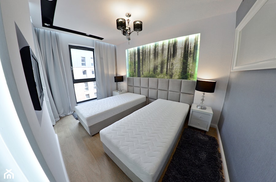 Mieszkanie - Browar Gdański - 50m2 - 2015 - Średnia biała niebieska sypialnia z balkonem / tarasem, styl nowoczesny - zdjęcie od Studio86