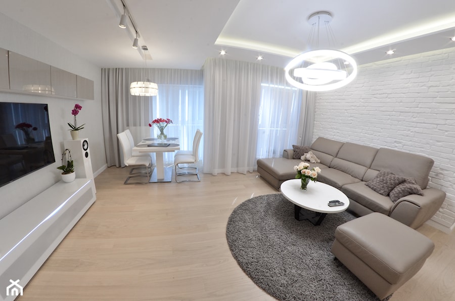 Mieszkanie - Albatross Towers Gdańsk - 74 m2 - 2016 - Duży biały salon z jadalnią z tarasem / balkonem, styl nowoczesny - zdjęcie od Studio86