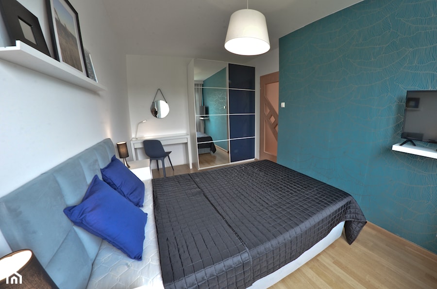 Home Staging - Marina Primore Gdańsk - 70m2 - 2019 - Średnia biała niebieska z biurkiem sypialnia, styl nowoczesny - zdjęcie od Studio86