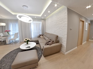 Mieszkanie - Albatross Towers Gdańsk - 74 m2 - 2016 - Duży biały salon z jadalnią, styl nowoczesny - zdjęcie od Studio86