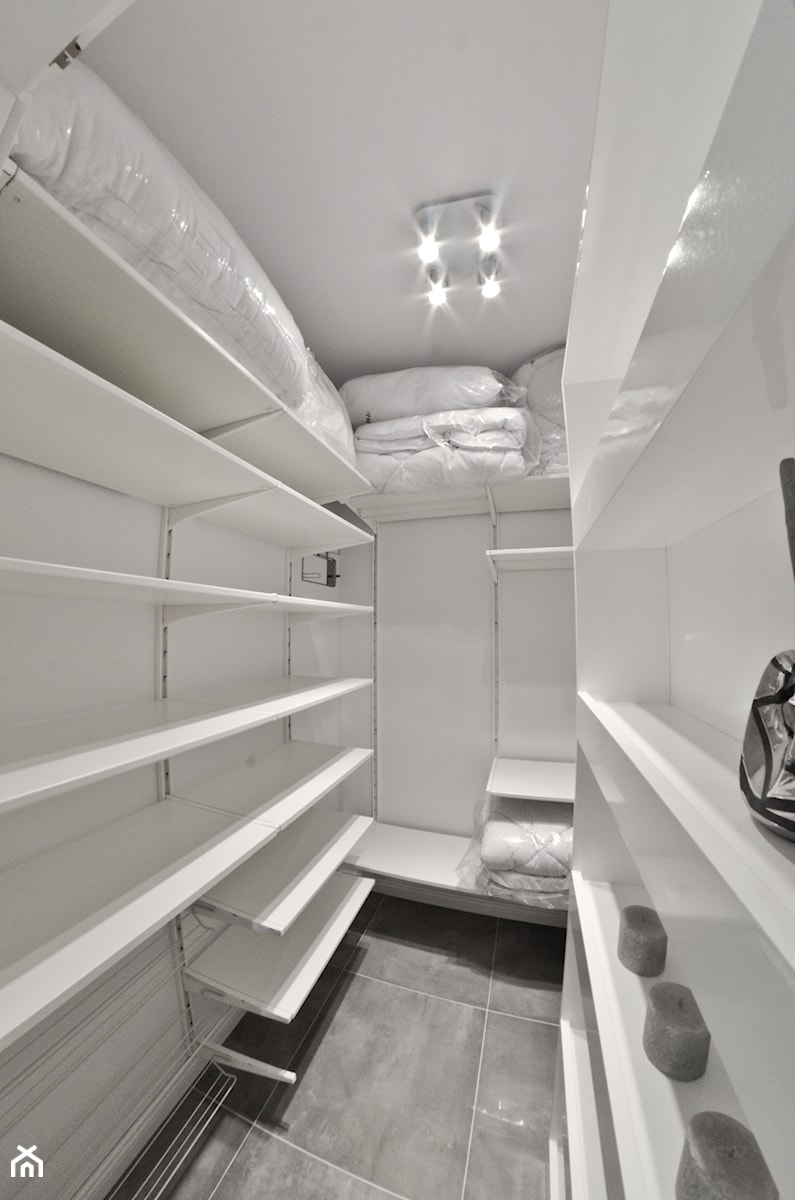 Mieszkanie - Browar Gdański - 50m2 - 2015 - Średnia zamknięta garderoba przy sypialni, styl nowoczesny - zdjęcie od Studio86