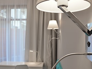 Apartament wakacyjny - Neptun Park Gdańsk - 42m2 - 2017 - Średnia biała z biurkiem sypialnia, styl nowoczesny - zdjęcie od Studio86