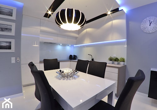 Mieszkanie Gdańsk - 48m2 - 2014 - Średnia otwarta z salonem szara z zabudowaną lodówką kuchnia w kształcie litery l, styl nowoczesny - zdjęcie od Studio86