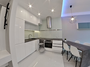 Apartament wakacyjny - Neptun Park Gdańsk - 42m2 - 2017 - Mały biały szary salon z kuchnią z jadalnią, styl nowoczesny - zdjęcie od Studio86