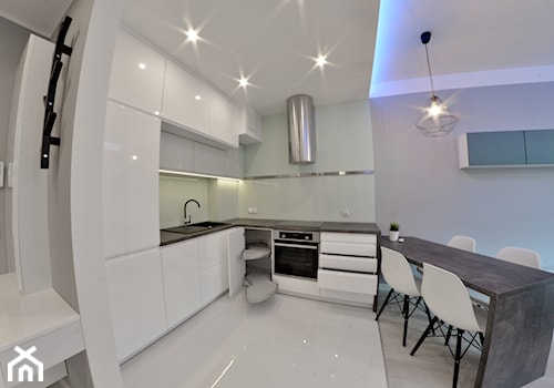 Apartament wakacyjny - Neptun Park Gdańsk - 42m2 - 2017 - Mały biały szary salon z kuchnią z jadalnią, styl nowoczesny - zdjęcie od Studio86