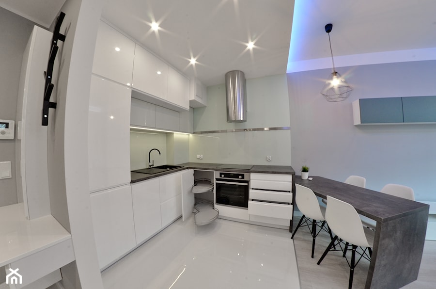 Apartament wakacyjny - Neptun Park Gdańsk - 42m2 - 2017 - Mały biały szary salon z kuchnią z jadalnią, styl nowoczesny - zdjęcie od Studio86