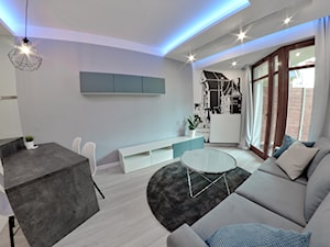 Apartament wakacyjny - Neptun Park Gdańsk - 42m2 - 2017 - Średni szary salon z jadalnią, styl nowoczesny - zdjęcie od Studio86