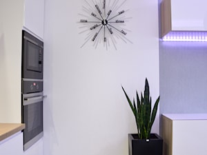 Mieszkanie - Browar Gdański - 50m2 - 2015 - Mały biały salon z kuchnią, styl nowoczesny - zdjęcie od Studio86