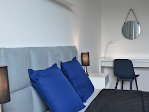 Home Staging - Marina Primore Gdańsk - 70m2 - 2019 - Mała biała z biurkiem sypialnia, styl nowoczesny - zdjęcie od Studio86