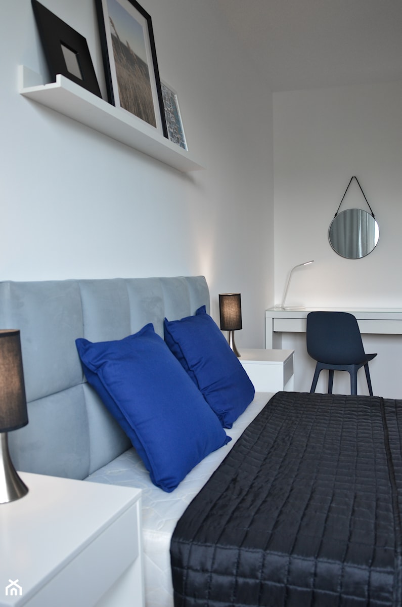 Home Staging - Marina Primore Gdańsk - 70m2 - 2019 - Mała biała z biurkiem sypialnia, styl nowoczesny - zdjęcie od Studio86