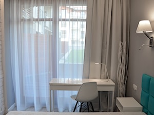 Apartament wakacyjny - Neptun Park Gdańsk - 42m2 - 2017 - Mała szara sypialnia z balkonem / tarasem, styl nowoczesny - zdjęcie od Studio86