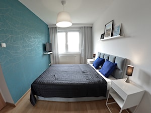 Home Staging - Marina Primore Gdańsk - 70m2 - 2019 - Mała biała niebieska sypialnia, styl nowoczesny - zdjęcie od Studio86