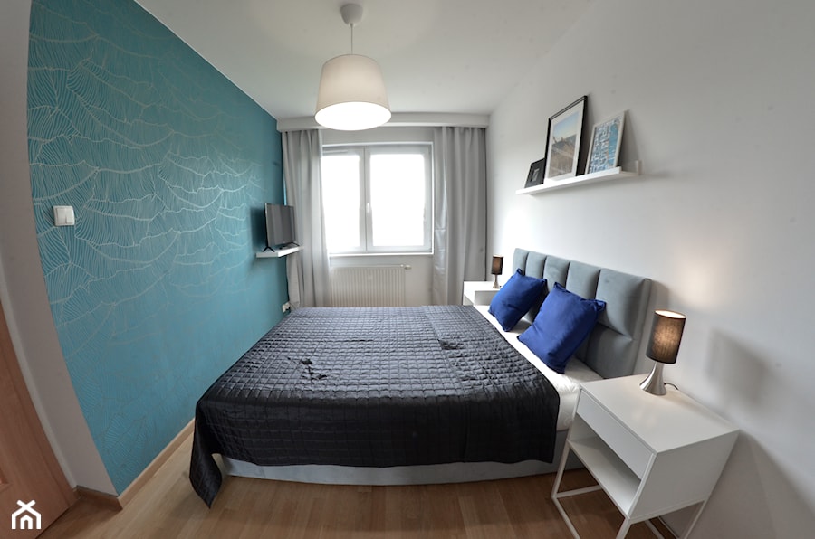 Home Staging - Marina Primore Gdańsk - 70m2 - 2019 - Mała biała niebieska sypialnia, styl nowoczesny - zdjęcie od Studio86